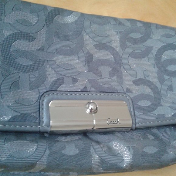 Coach Small Clutch. - Picture 7 of 10